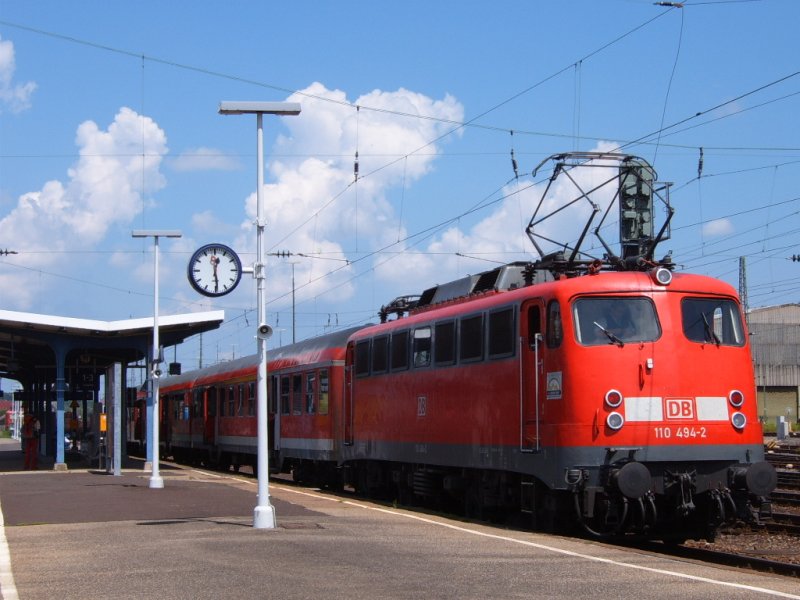 Am 10.06.06 steht 110 494-2 mit einer RegionalBahn aus Donauwrth auf Gleis 5 des Aalener Bahnhofs.