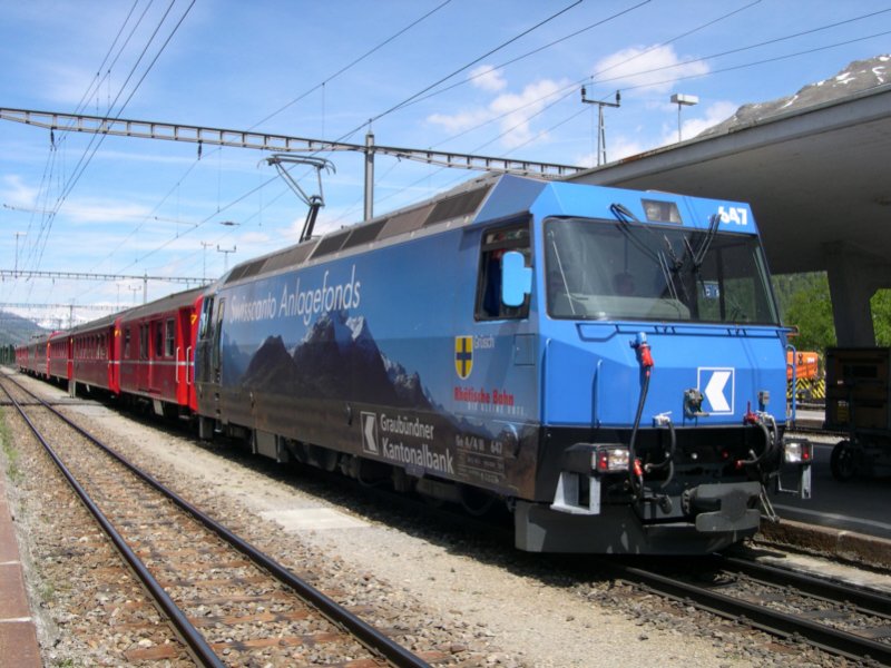 Am 10.06.2006 trifft Ge 4/4 III 647  Grsch  mit einem Regionalzug Chur - St. Moritz in Samedan ein. Die Lok wirbt fr die schweizer Kantonalbank