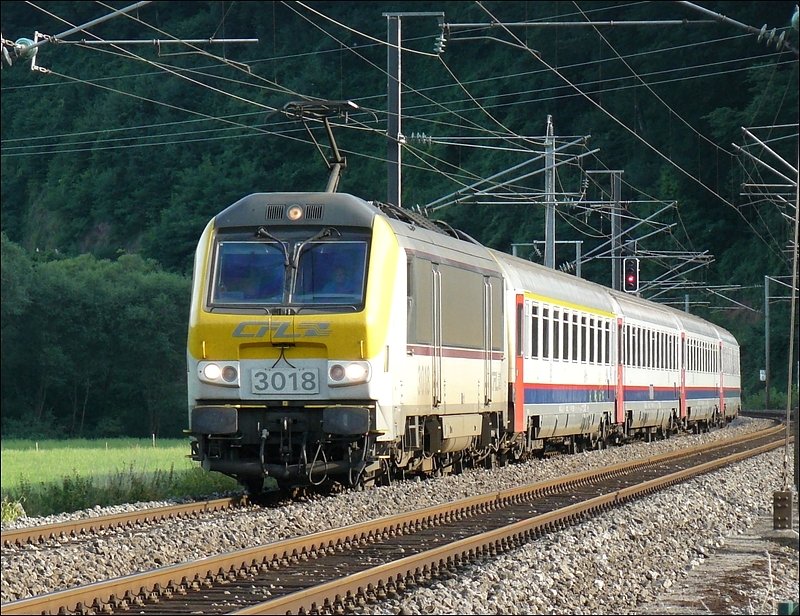 Am 10.07.08 fhrt E-Lok 3018 mit belgischer Zuggarnitur aus Richtung Luxemburg in Erpeldange/Ettelbrck an mir vorbei. (Hans)