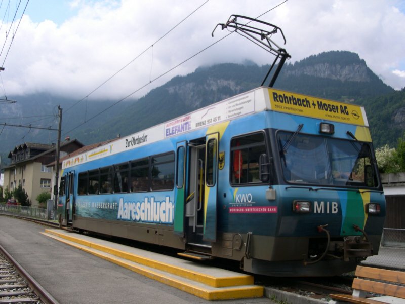 Am 10.07.2005 steht der Triebwagen der Kraftwerke Oberhasli (KWO) bzw. seiner Bahngesellschaft der Meiringen-Innertkirchen-Bahn (MIB) in der Endstation Meiringen. Diese Stichbahn, einst als Kraftwerksbahn betrieben, hat ihren Startpunkt unweit des Bahnhofs Meiringen und ist von dort in ca. 3-4 min Fussweg zu erreichen. In den letzten Jahren wurde der Triebwagen reich mit Werbung verziehrt.