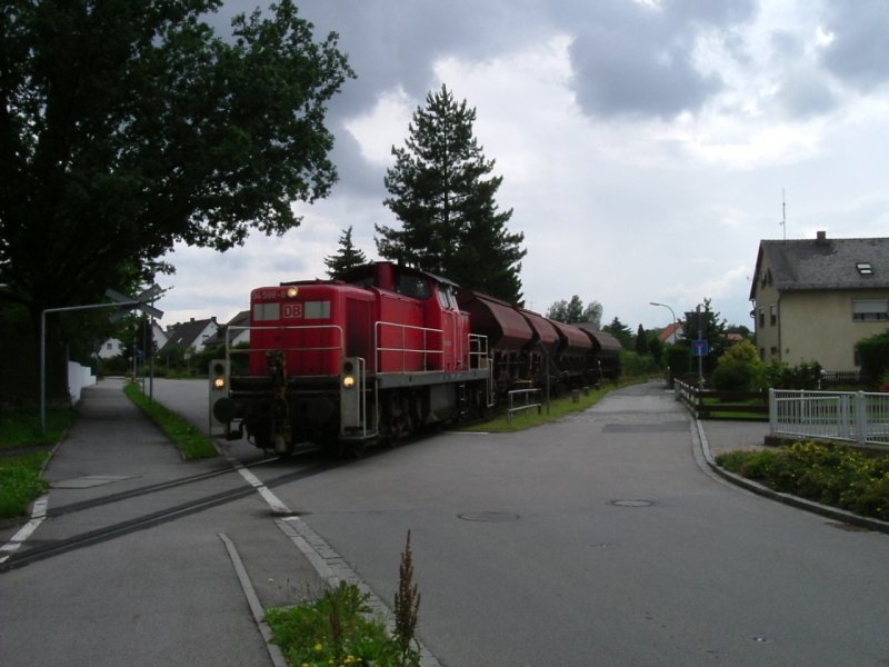 Am 10.07.2007 bringt 294 598 einige Wagen nach Hirschau. Hier passiert sie den Bahnbergang in der Klaus-Conrad-Strae in Hirschau - kurz vor der Einfahrweiche des Bf Hirschau. (Strecke Amberg-Schnaittenbach)