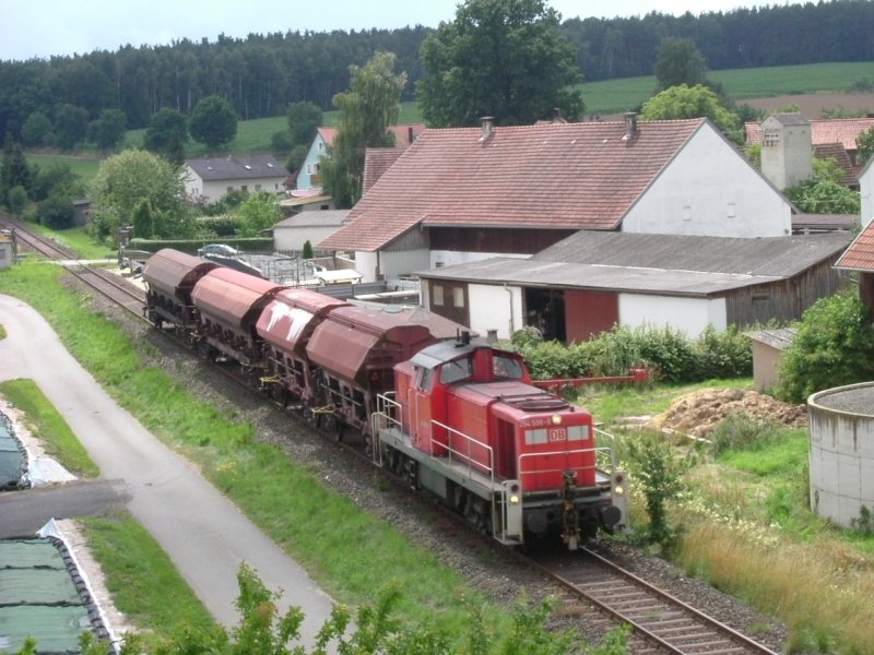 Am 10.07.2007 fhrt 294 598 mit einem Gterzug nach Hirschau an Godlricht vorber um kurz darauf die B299 zu unterqueren! (Strecke Amberg-Schnaittenbach)