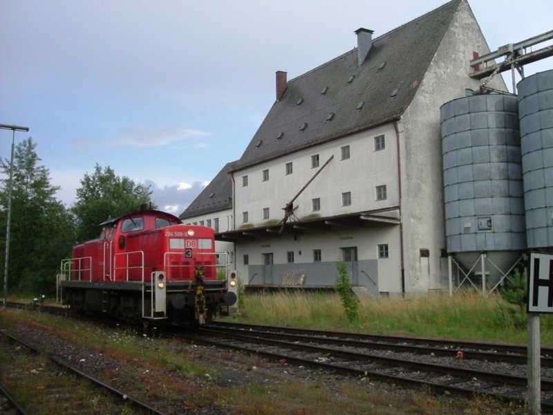 Am 10.07.2007 holt 294 598 aus dem Hirschauer Gleis 2 einige Wagen. Hier ist sie vor dem Groen BAYWA Lagerhaus zu sehen. (Strecke  Amberg-Schnaittenbach)