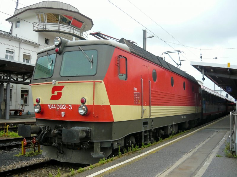Am 10.07.2009 steht die 1044-092 am Grazer Hauptbahnhof zur Abfahrt bereit.