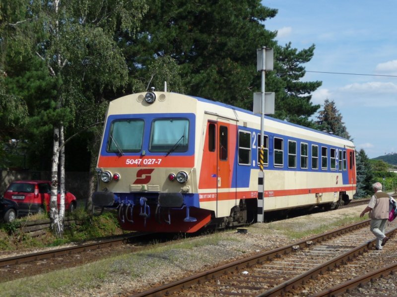 Am 10.08.08 hielt der Dieseltriebwagen 5047 027-7 in der Bahnhaltestelle Drnsteins.