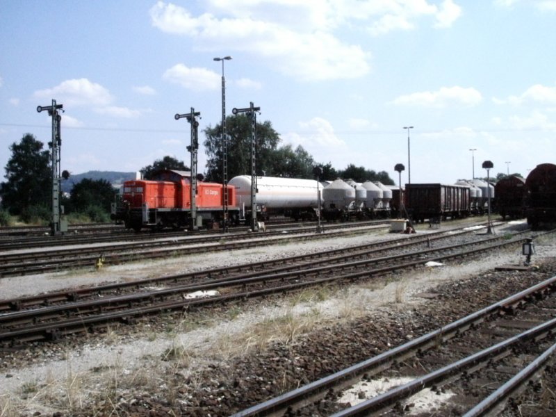 Am 10.08.2004 rangiert 294 262 einen Gterzug zwischen einigen Formsignalen (die stehen heute noch) auf dem mittlerweile stillgelegten Rangierbahnhof Luitpoldhtte.