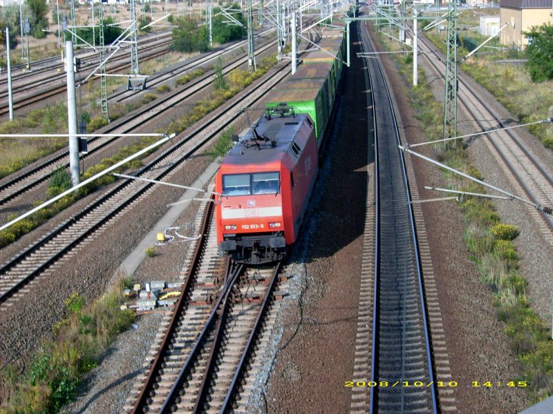 Am 10.10.08 war 152 013 fr die Bespannung des Hangartner-Zuges eingeteilt. Fotografiert bei der Durchfahrt in Bitterfeld.