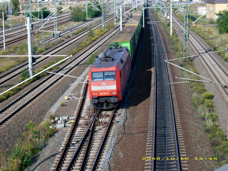 Am 10.10.08 war 152 013 f�r die Bespannung des Hangartner-Zuges eingeteilt. Fotografiert bei der Durchfahrt in Bitterfeld.