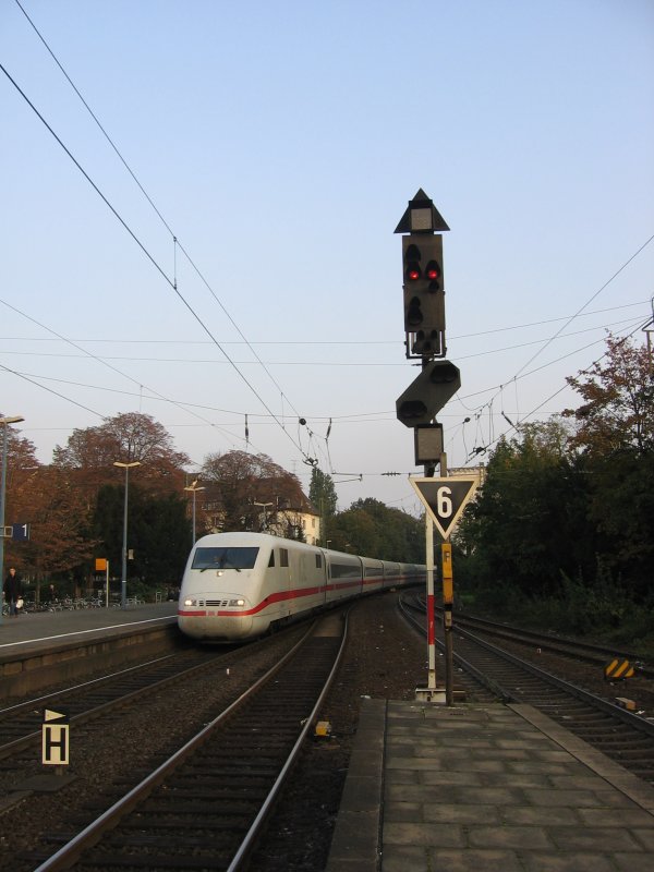 Am 10.10.2007 fhrt der ICE 28 von Wien nach Hamburg in Bonn Hbf ein.