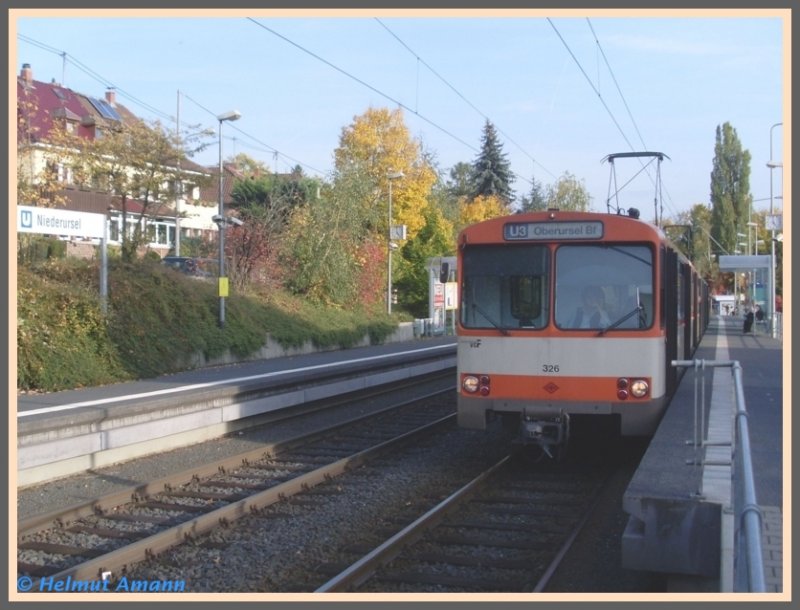 Am 10.10.2008 ergab sich an der Station Niederursel der Linie U3 nach Oberursel Hohemark das seltene Fotomotiv von Zgen in Fahrtrichtung Oberursel auf dem Streckengleis Richtung Frankfurt stehend. Grund dafr war die Unterbrechung der Linien U1 und U3 zwischen Heddernheim und Heddernheimer Landstrae beziehungsweise Niederursel aufgrund von Brckenbauarbeiten kurz hinter der Station Heddernheim. U2h-Triebwagen 326 und sein Kollege 356 warteten hier am 10.10. auf den Busersatzverkehr mit den Fahrgsten aus Heddernheim.