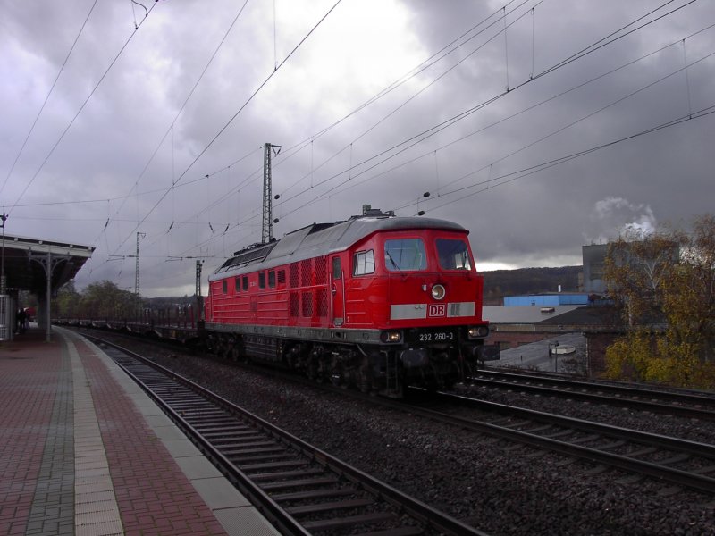 Am 10.11.07 f�hrt 232 260 mit einem langen leeren Rungenwagenzug durch Witten.