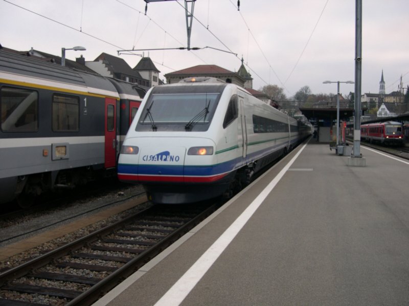 Am 10.11.2005 gab es noch die tgliche Cisalpino-Verbindung Mailand - Stuttgart. Hier trifft 470 002 als CIS 154 in Schaffhausen ein. Links daneben steht der ebenso abgeschaffte IC 381  Insubria  der in der Gegenrichtung unterwegs ist. Rechts hinten sieht man einen DB 628, der erstens unerkannt bleiben wollte und zweitens sich auch nur noch selten hierher verirrt.