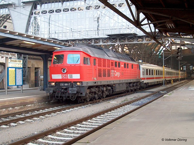 Am 10.12.2004 steht am Bahnsteig 13 in Dresden Hbf die Ludmila 232 681 von DB Cargo abfahrbereit mit dem IC 1568 nach Nürnberg. Zwei Tage später nach dem Fahrplanwechsel wird die Verbindung ausgedünnt und die Reisezeit steigt um 30 Minuten auf der sogenannten Sachsen-Franken-Magistrale, die am 10. Juni 2001 mit ICE-TD (BR 605) eingeweiht wurde ! - Inzwischen ist die 232 681 nicht mehr bei der DB im Einsatz
