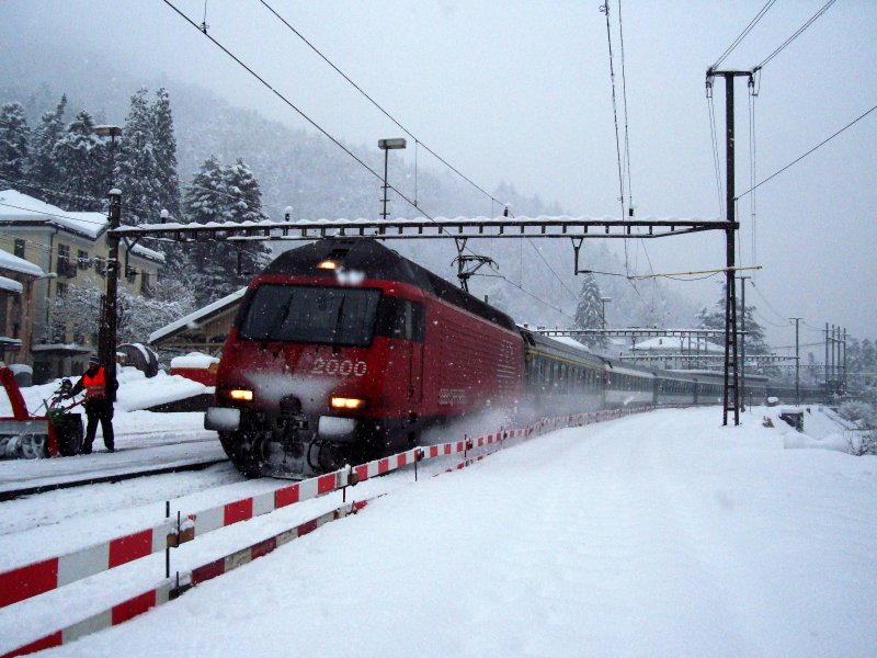 Am 10.12.2008 pfadete diese Re 460 mit Ihrem Zug durch den Bahnhof von Faido.