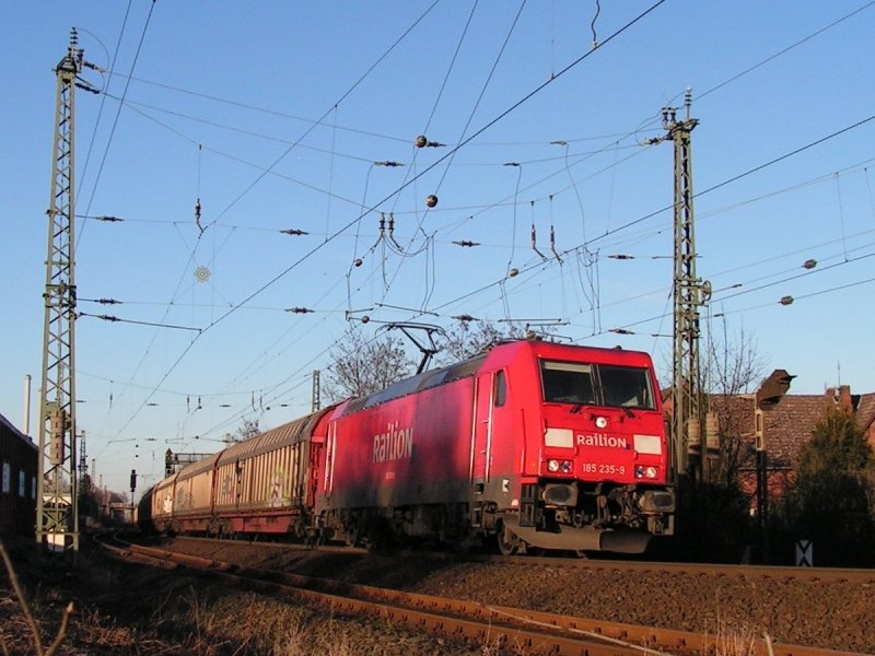 Am 10.2.08 ist BR 185 235-9 mit einem Gterzug auf der KBS 380 unterwegs. Aufgenommen bei der Einfahrt in die Nordkurve des Nienburger Bhfs.