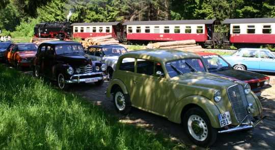 Am 10.Juni 2006 begeneten sich bei der 1. Altopel-Harzrundfahrt 20 Altopelmodelle in Elend mit einem Dampfzug der HSB. Nur nennt man die Opelmodelle aus den 70er Jahren:  Altopel  und die Lokomotiven aus den 50er Jahren:  Neubauloks .