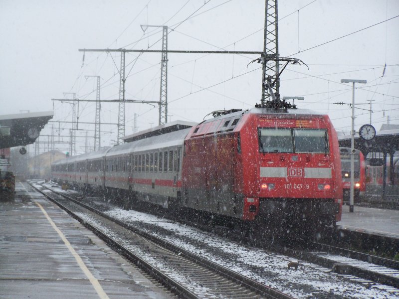 Am 10.November 2007 kmpft sich die 101 047-9  Feurewehr-Express  mit einem IC nach Nrnberg Hbf durch hftigen Schneefall. Aufgenommen in Aalen.