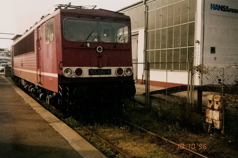 Am 10.Oktober 1996 stand am Bahnsteig in Sassnitz Hafen 155 080.
