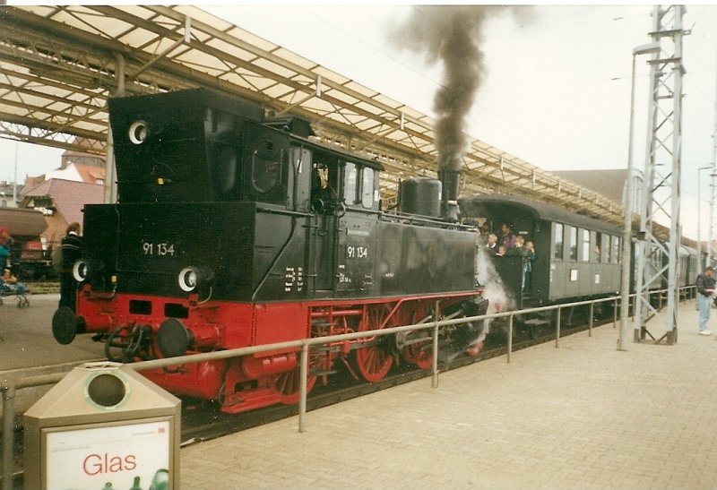 Am 11 und 12.07.1998 feierte die Strecke Schwerin-Bad Kleinen-Wismar 150 Jahre.An beiden Tage dampfte die 91 134 zwischen Wismar und Schwerin.In Wismar fand eine groe Lokausstellung statt.Hier steht der Sonderzug in Wismar zur Abfahrt nach Schwerin bereit.