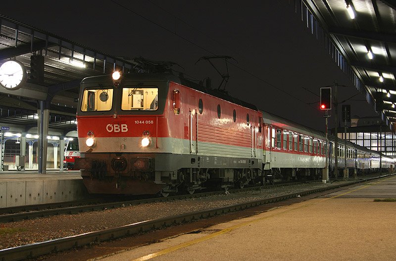 Am 11. Dezember bespannte die 1044 058 den D 16821 von Wien Ost ber Kittsee nach Bratislava-Petrazalka. Der Zug wurde von dort mit einer slowakischen E-Lok bis zum Pressburger Hauptbahnhof weiter befrdert. Die Aufnahme entstand kurz vor der Abfahrt auf Wien Ost.