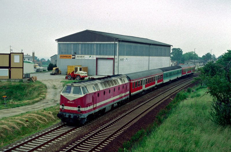 Am 11. Juni 1999 hat 219 041-1 mit einer Goerlitz-Dresden Regionalbahn gerade Kubschuetz verlassen.