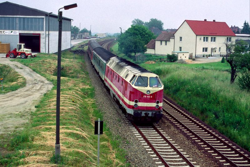 Am 11. Juni 1999 hat 219 145-0 mit einer Goerlitz-Bischofswerda Regionalbahn gerade Kubschuetz verlassen.