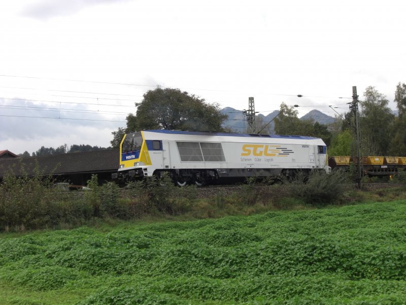 Am 11. Oktober 2009 konnten wir eine VOITH Maxima 40 CC der 
 SGL  (Schienen Gter Logistik) kurz nach dem Bahnhof bersee an der 
Strecke Mnchen-Salzburg ablichten. Derzeit werden dort die Gleise zwischen Bernau und bersee erneuert.