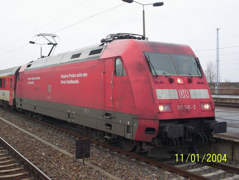 Am 11.01.2004 stand 101 140 mit ihrem EC Richtung Hamburg in Berlin-Schnefeld Flughafen.