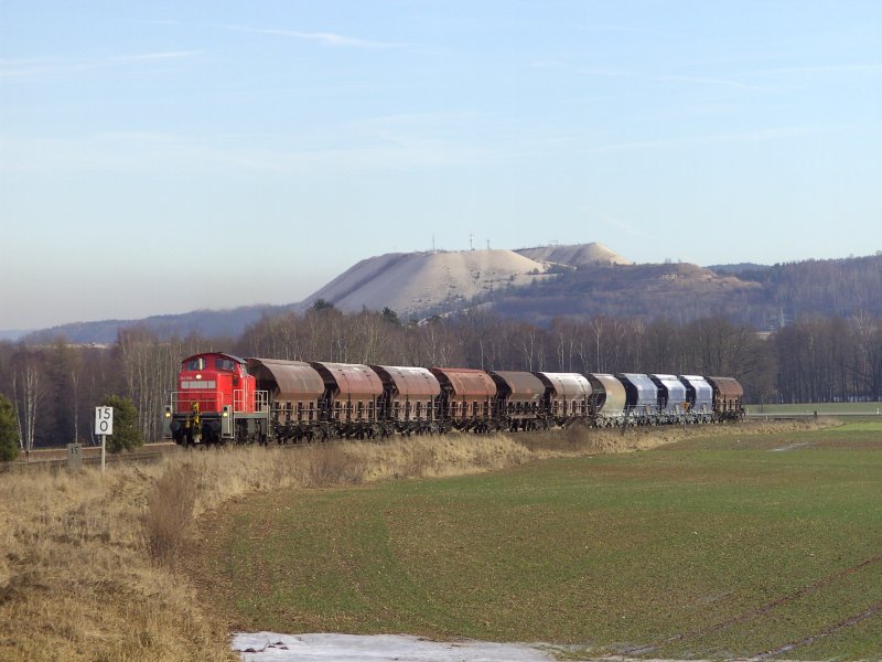 Am 11.01.2008 hat die 294 898 schwer zu kmpfen mit dem 870 Tonnen schweren Gterzug die Steigung zwischen Hirschau und Gebenbach zu erklimmen. Im Hintergrund ist der Monte Kaolino zu sehen. (strecke Amberg-Schnaittenbach)