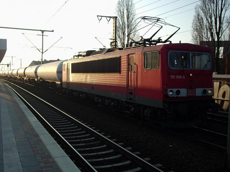 Am 11.02 fhrt abends die 155 005-5 im Streiflicht des Sonnenuntergangs durch Kln-Ehrenfeld