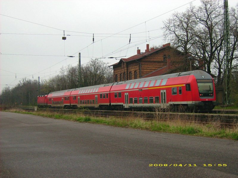 Am 11.04.08 steht eine Lok der Baureihe 143 mit ihrer RB nach Falkenberg(Elster) im Bahnhof Raguhn.