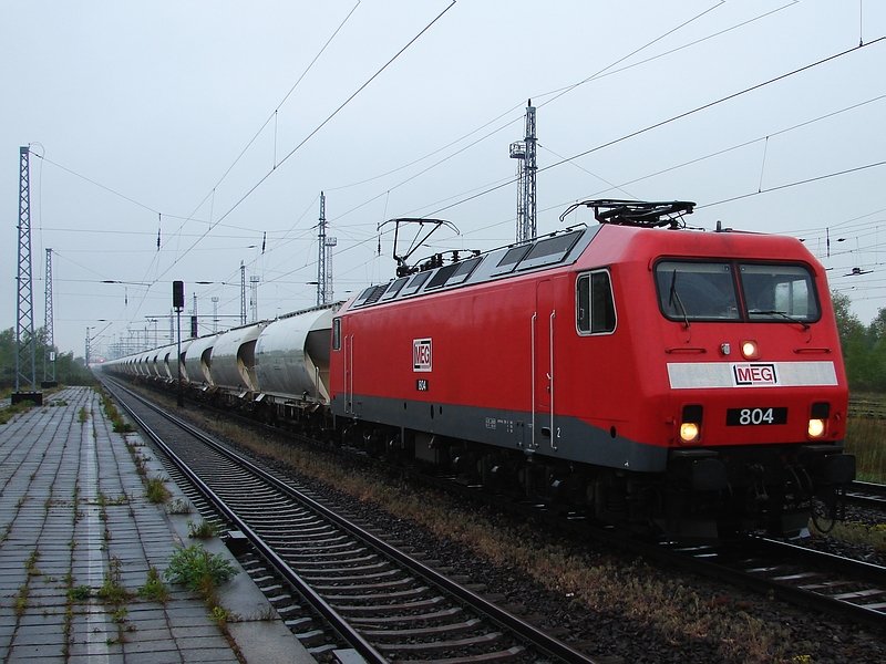 Am 11.05.07 verlsst MEG 804 mit ihrem Zementzug am Haken den Rostocker berseehafen in Richtung Rdersdorf. (Rostock-Dierkow)