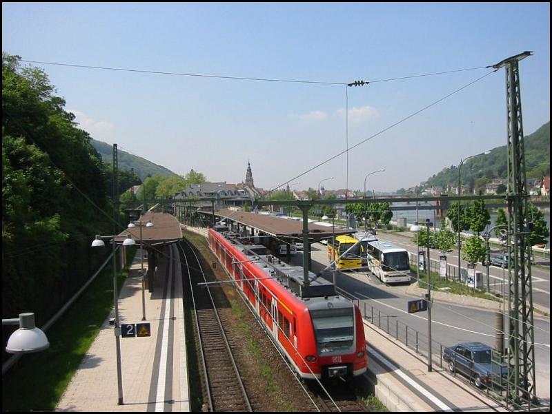 Am 11.05.2006 stand diese Triebzug der BR 425 an der Haltestelle Heidelberg-Karlstor. Daneben befindet sich ein Parkplatz fr die zahlreichen Busse der Heidelberg-Touristen. Rechts ist der Neckar zu erkennen. 
