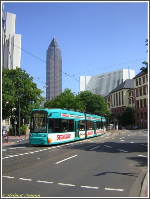 Am 11.06.2007 hatte der 2. Zug der Linie 16 nach Ginnheim mit dem S-Triebwagen 213 gerade die Haltestelle Varrentrappstrae verlassen, an der sich die Strecken nach Ginnheim und zum Rebstockbad trennen. Im Bildhintergrund der im Volksmund wegen seiner Form auch als Bleistift bezeichnete Messeturm.