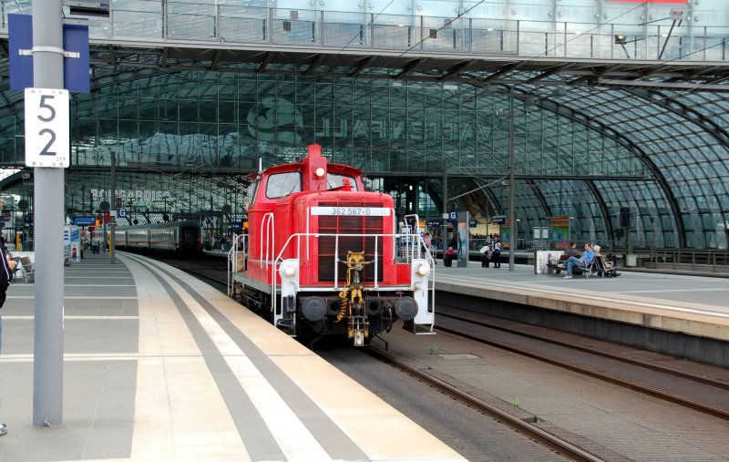 Am 11.07.09 auf dem Hbf: Auf Gleis 12 wurde eine Zugdurchfahrt angesagt. Alle munkelten, sogar ein Vogtlandbahn-Triebwagen war im Gesprch - wenig spter kam 362 567 angerumpelt!