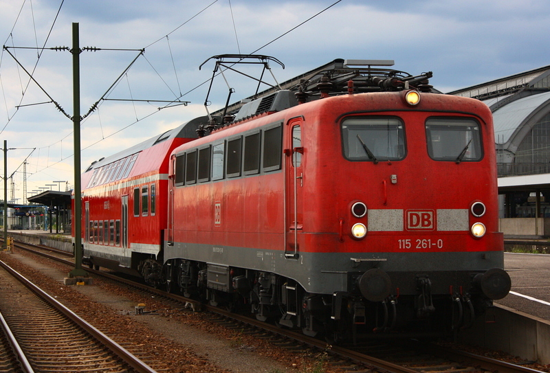 Am 11.07.09 brachte diese  Kastenzehner  einen Ostdeutschen Dosto aus Freiburg gen Norden. Hier macht der Zug einen Halt im Karlsruher Hbf.