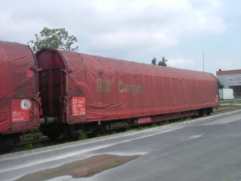 Am 11.08.2004 stand dieser Schiebeplanenwagen der Bauart Rins im PA der AKW-Kick in Hirschau. Diese Wagen liefen einige Zeit auf der Strecke Amberg-Schnaittenbach und es wurde Kaolin in groen Behlten im Inneren der Wagen angeliefert. Wagennummer: 31 80 3553 178-5 Revisionsdaten: 6 REV WEX 07.11.03