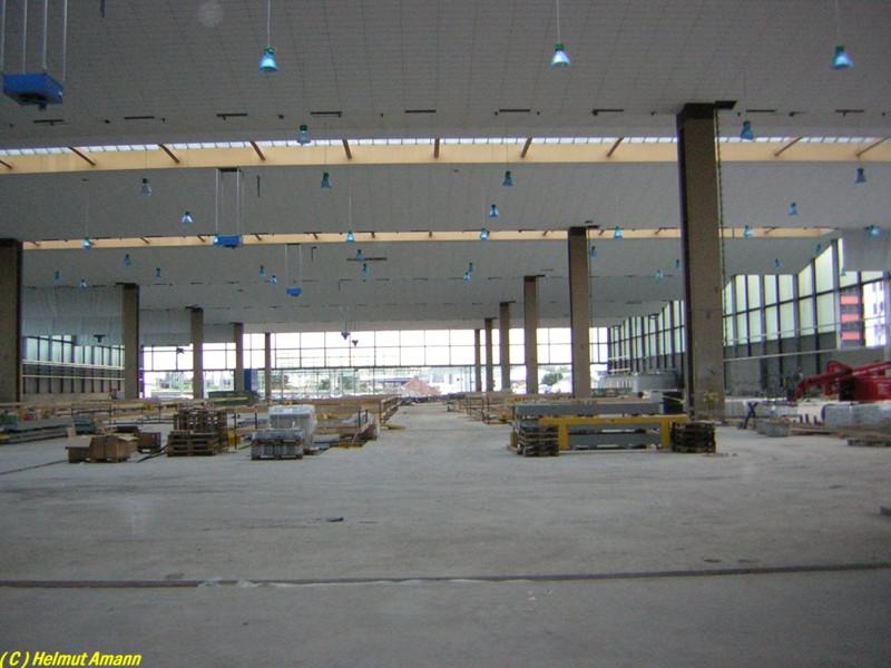 Am 11.08.2005 war der Boden in der im Bau befindlichen neuen
S-Bahn-Werkstatt in der Halle des ehemaligen Postbahnhofes in
Frankfurt am Main bereits betoniert, erste Strukturen begannen
sich abzuzeichnen.
