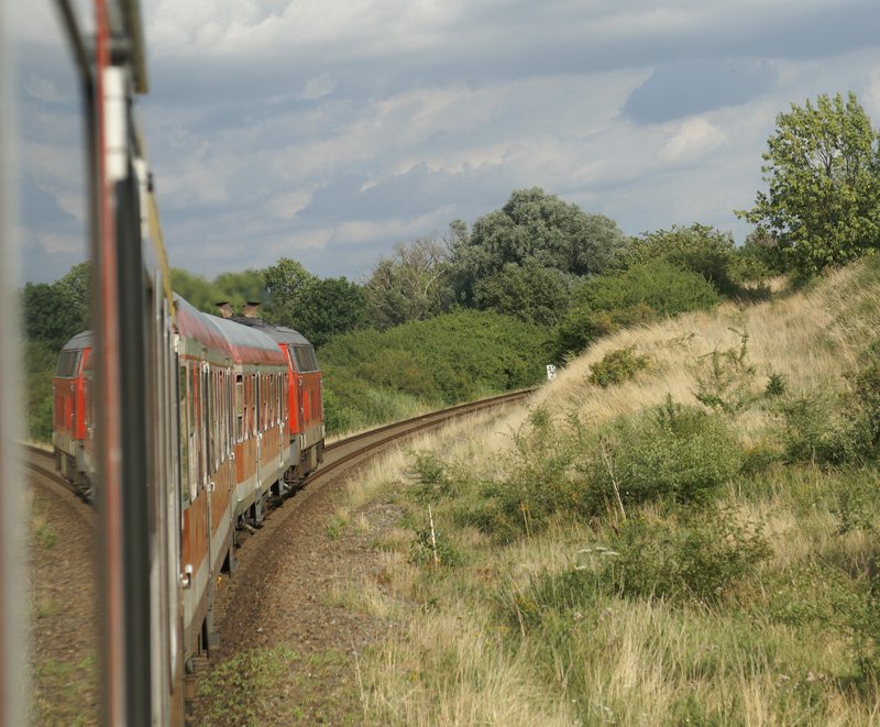 Am 11.08.2008 genoss ich zusammen mit Cristoph H. aus Ilmenau/Dresden eine 3 Stndige Fahrt  durch Holstein und Mecklenburg.Von Lbeck Hbf ging es zuerst nach Bad Kleinen und von dort aus mit der gleichen Garnitur nach Kiel Hbf.218 464-6 begleitete uns auf der gesamten Wegstrecke.Hier befindet sich der Zug gerade irgendwo zwischen Schnberg und Grevesmhlen.