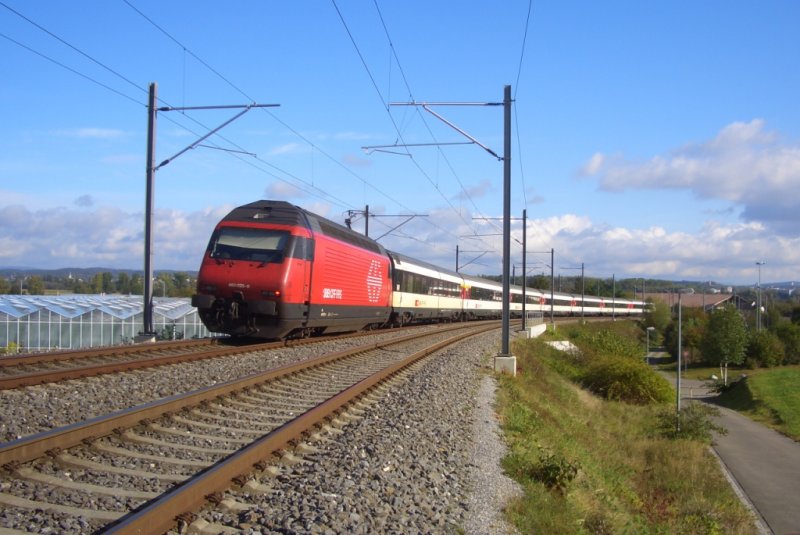 Am 11.10.09 macht sich Re 460 025-0  Striegel  auf den Weg zu ihrem Endbahnhof Konstanz, mit Halt vorher noch in Kreuzlingen.
Hier ist der IR gerade aus dem Bahnhof Tgerwilen Dorf herausgefahren. 