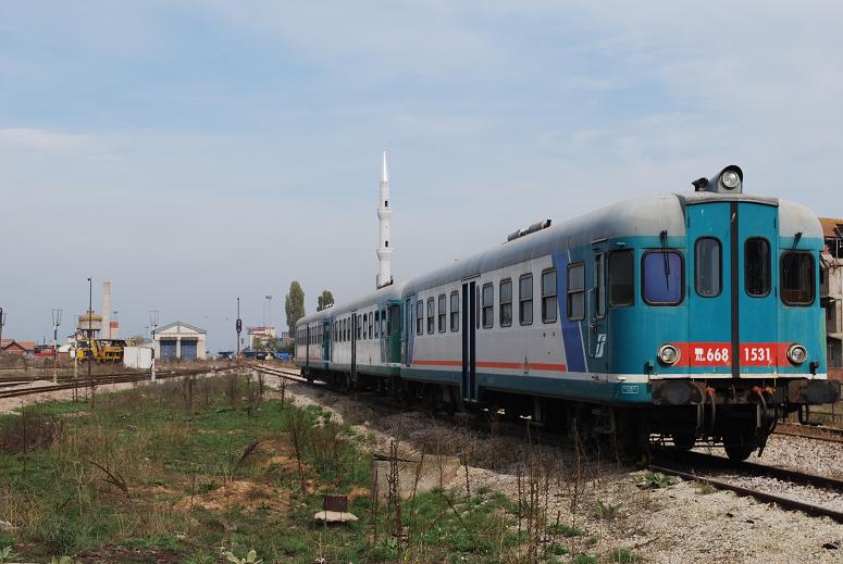 Am 11.10.09 prsentierten sich die ehemaligen italienischen Dieseltriebwagen ALn 668 1531 & 1528 & 1534 neben dem Streckengleis nach Skopje am Rande des BW Fushe Kosove / Kosovo Polje. Die drei Fahrzeuge werden allerdings aufgrund defekter Motoren und mangels Ersatzteilen schon lnger nicht mehr eingesetzt und wurden durch vier schwedische Y1 Triebwagen ersetzt. Das BW mussten sie nur verlassen, weil an ihrem Abstellort eine neue Halle entsteht.