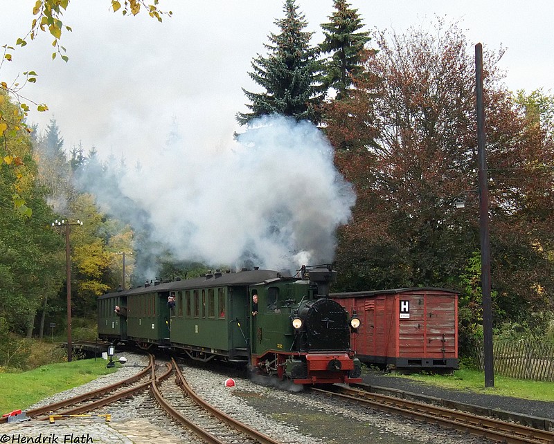 Am 11.10.2009 dampft die I K Nr.54 in den Bahnhof Schmalzgrube.