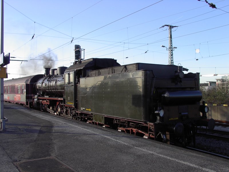 Am 11.2.08 steht die P8 Posen mit dem Zug der Erinnerung im
Dortmunder Hbf. Leider steht sie falsch herum.
  