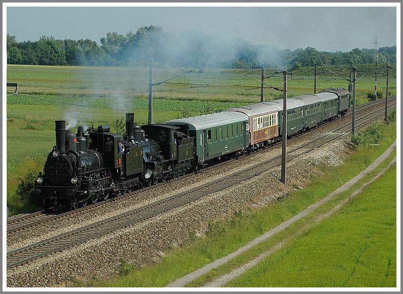 Am 11.6.2006 wurden von Wien aus 2 Dampfsonderzge nach Mrzzuschlag in Verkehr gesetzt. Die Aufnahme zeigt 17c 372 vom Heizhaus Strasshof an der Spitze und dahinter ihre ungarische  Kollegin  204 der MAV mit ihrem Sdz R 16247 kurz nach Wampersdorf auf der sogenannten  Pottendorfer Linie 