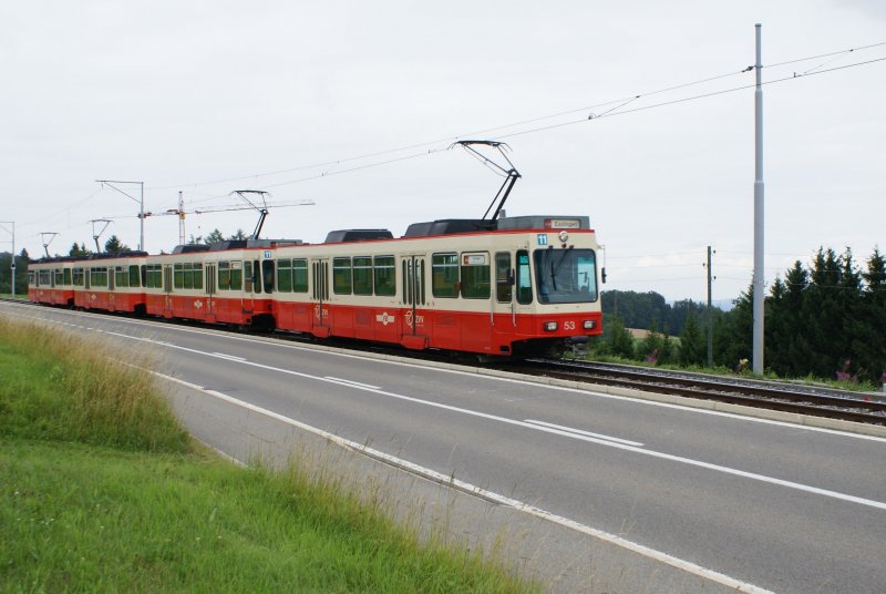 Am 11.7.09 fhrt eine Komposition mit den Be 4/4 53, 54, 52 und 51 von Scheuren Richtung Neuhaus. 
