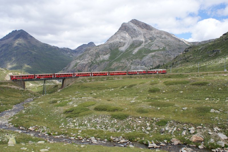 Am 11.8.09 berquert der ABe 4/4 II 46 gemeinsam mit dem ABe 4/4 II 43 und dem Regionalzug 1635 den Berninabach.