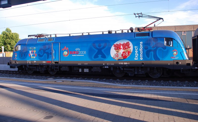Am 11.Juni 2009 wurde der BB EC 569 BERNARD INGENIEURE von Bregenz nach Wien West von der UEFA-Lok 1116 080-1 bespannt. Dieses Foto zeigt den Zug beim planmigen Aufenthalt in St.Plten HBF.