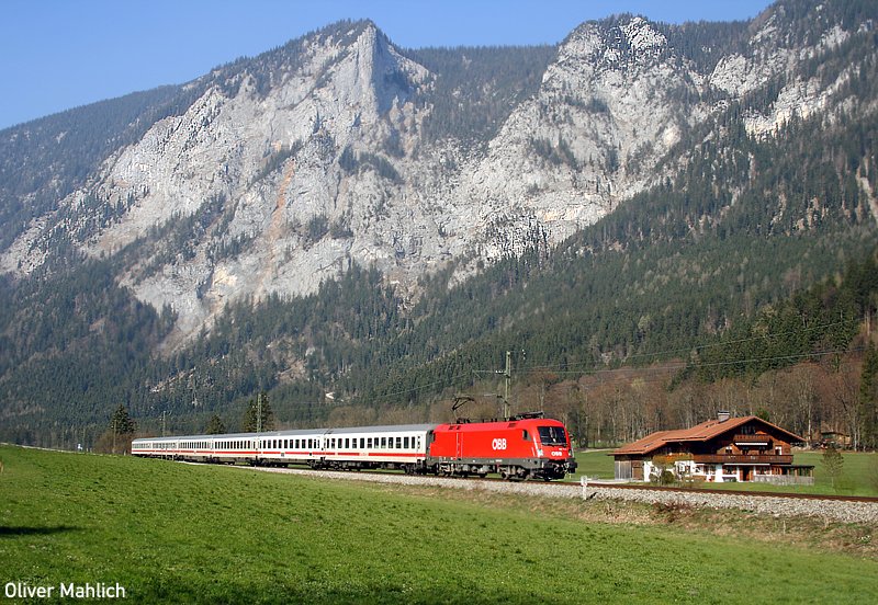Am 12. April 2007 zog diese 1116 ihre IC-Garnitur nach Berchtesgaden. Aufnahme bei Hallthurm an der Strecke Freilassing - Berchtesgaden.
