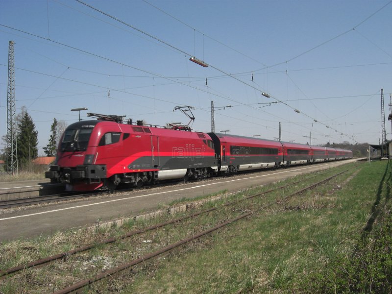 Am 12. April 2009 erwischten wir den Railjet  Spirit of Austria 
1116 204 bei der Durchfahrt des Bahnhofes bersee. Drei Minuten
spter kam aus der Gegenrichtung der sterreich-Taurus. Somit
ein optimaler Ostersonntag.