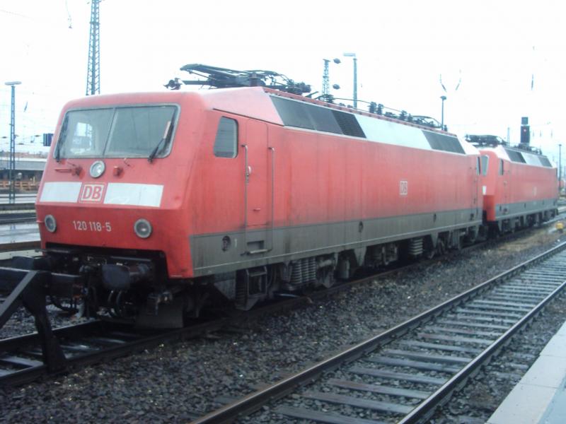 Am 12.02.2005 waren Baureihe 120 118-5 und Baureihe 120 132-6 in Leipzig Hbf abgestellt.